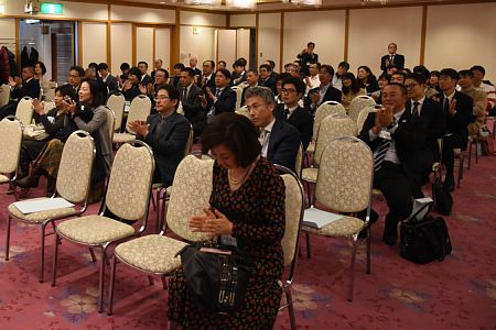 試合後の選手にねぎらいの拍手を送る先輩方